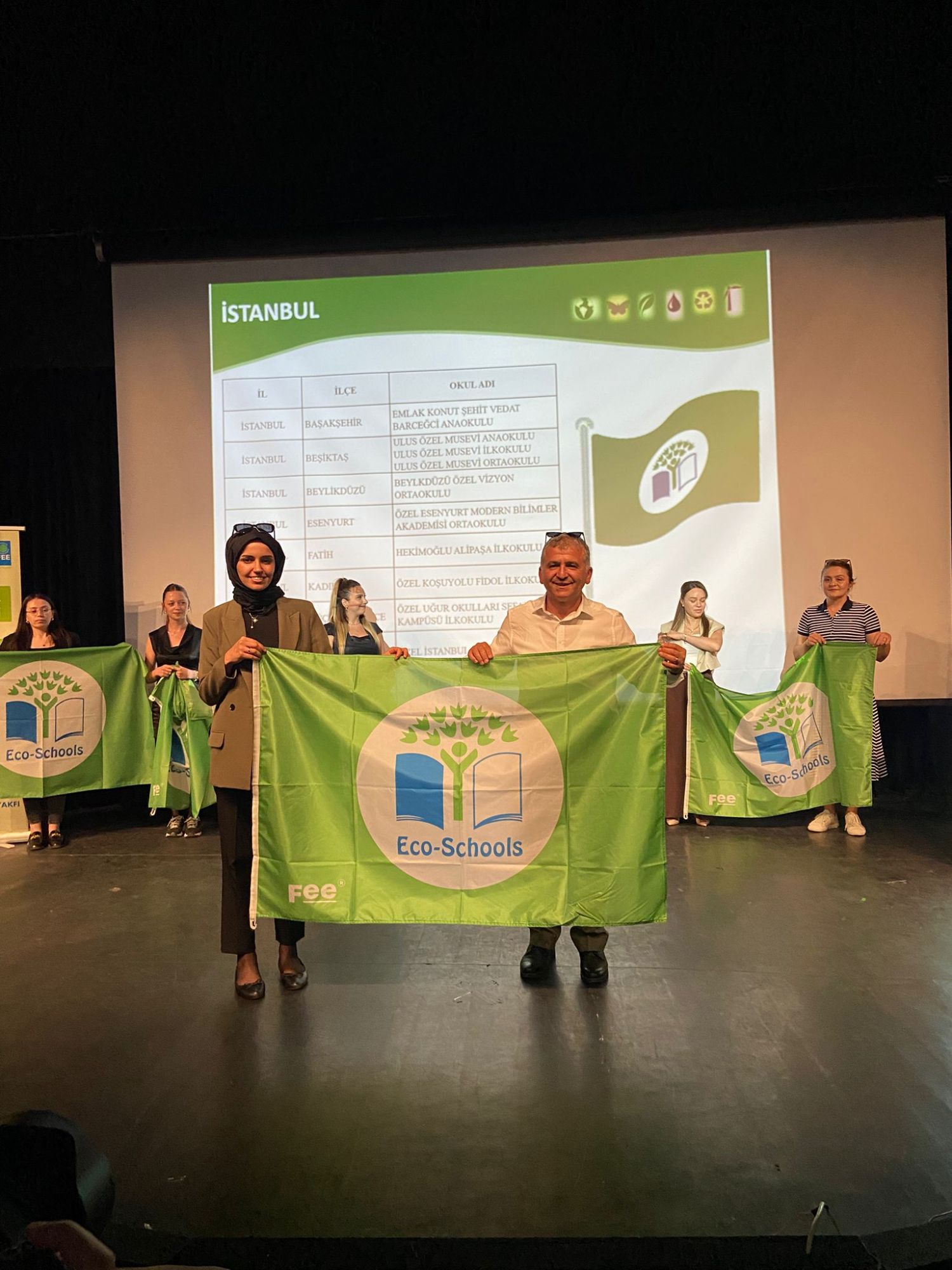 EKO OKULLAR YE��L BAYRA�IMIZI TESL�M ALDIK